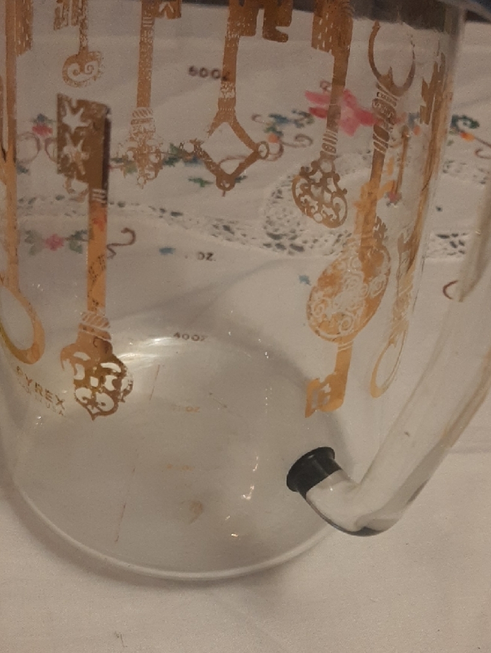 Pyrex🍊MCM 1960's Clear Glass Pitcher with Gold Key Motif 60+oz. Height 9" Rare - Picture 5 of 8